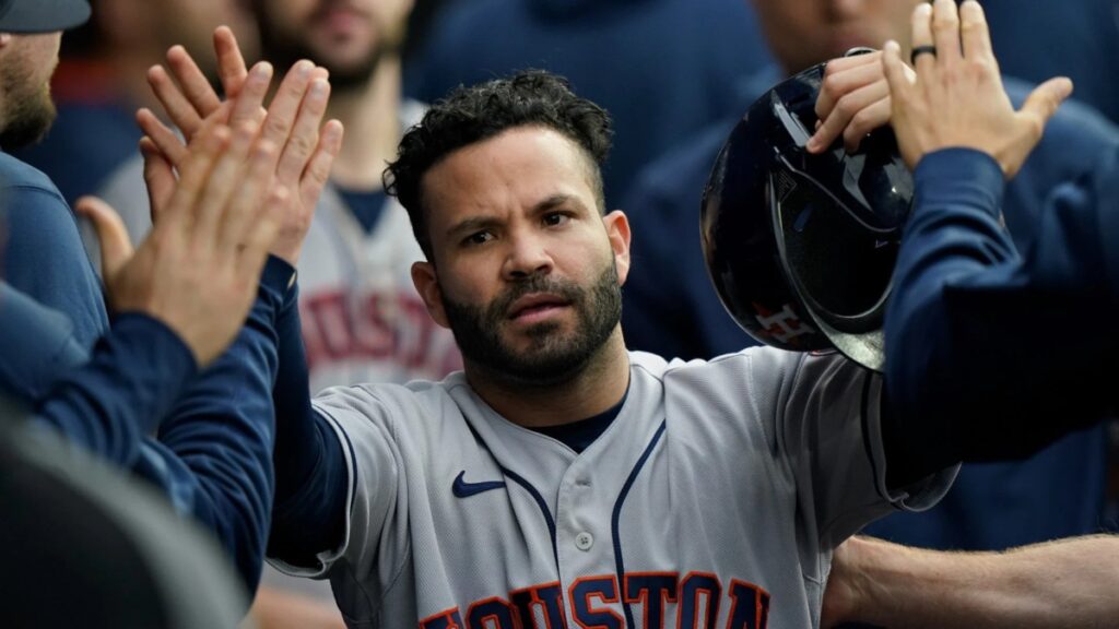 Astros Jose Altuve starts the season with a fractured thumb