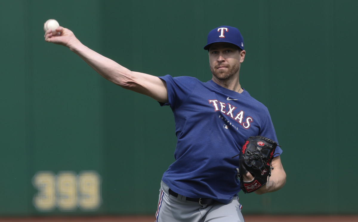 Jacob deGrom warms up for the Texas Rangers.