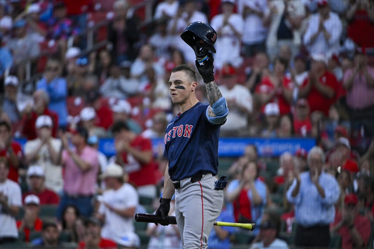 Tyler O'Neill raises his helmets to Cardinals fans in his return to St. Louis.