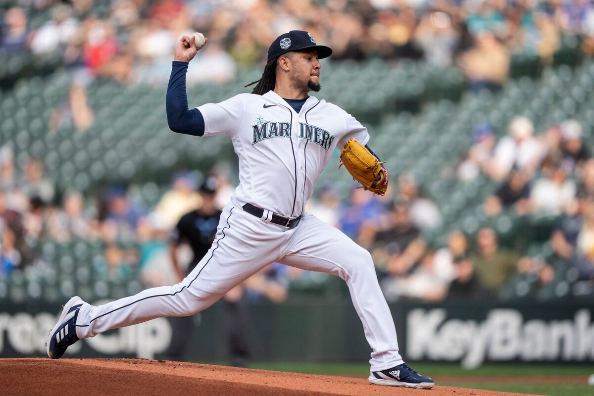 Luis Castillo pitches at home for the Seattle Mariners.