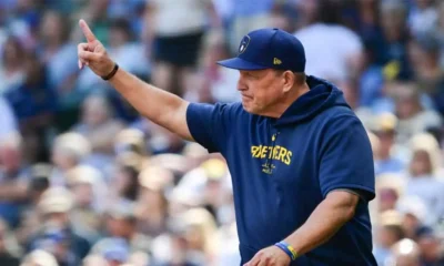 Pat Murphy makes a pitching change for the Milwaukee Brewers.