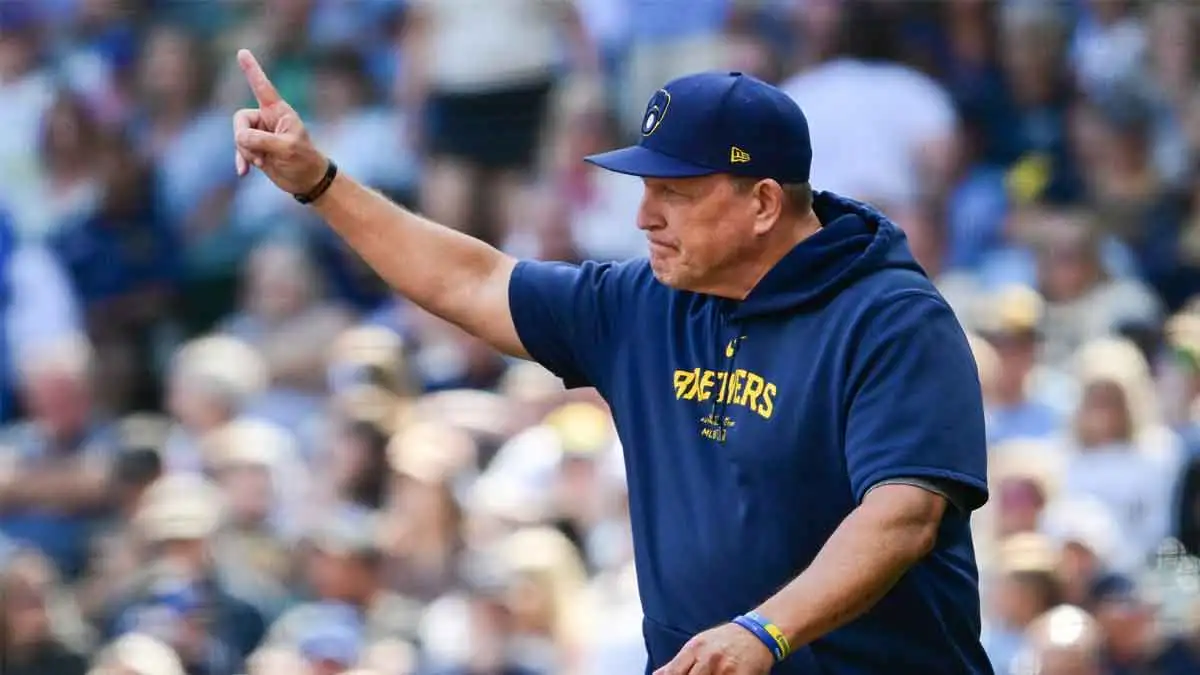 Pat Murphy makes a pitching change for the Milwaukee Brewers.