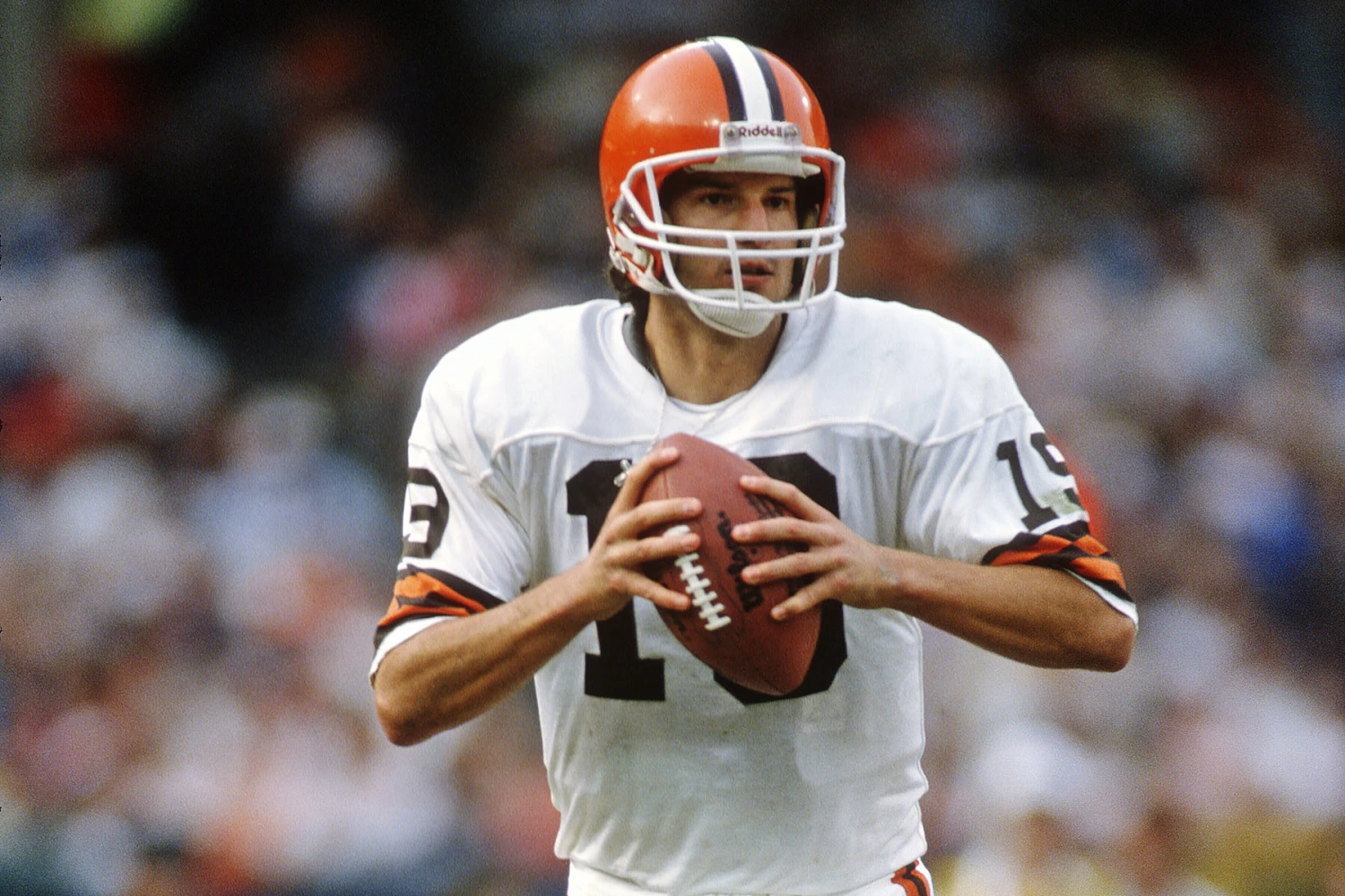 Bernie Kozar sets back to pass for the Cleveland Browns.